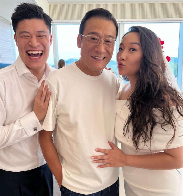 梁家輝全家福曝光！妻子氣質好雙胞胎女兒甜美，新女婿撞臉孫楊