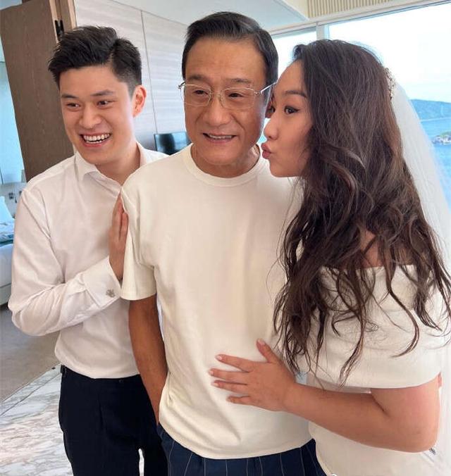 梁家輝全家福曝光！妻子氣質好雙胞胎女兒甜美，新女婿撞臉孫楊