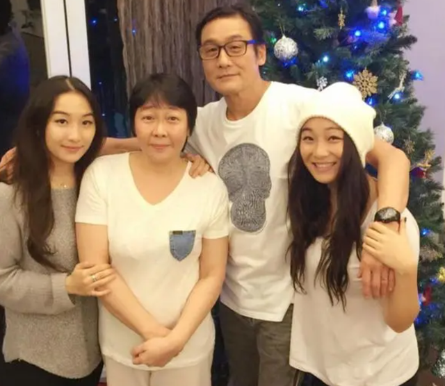 梁家輝全家福曝光！妻子氣質好雙胞胎女兒甜美，新女婿撞臉孫楊