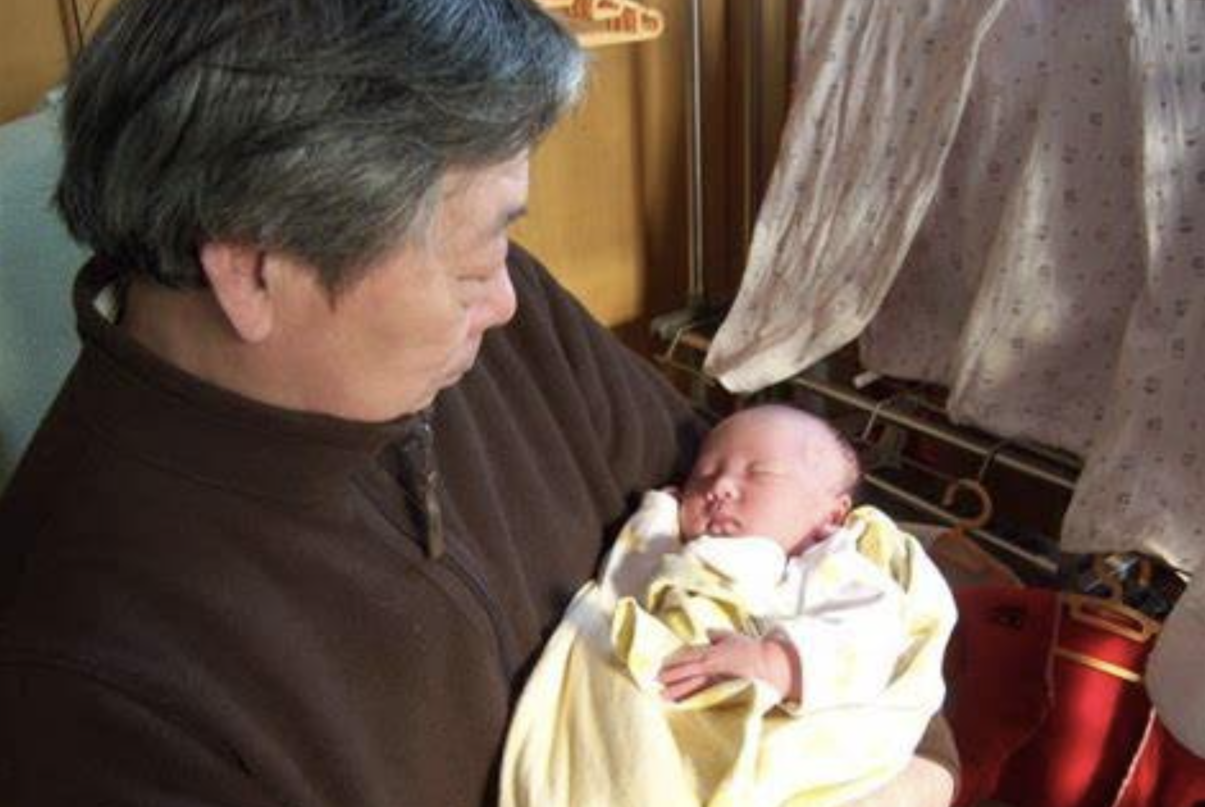 想抱孫子「被兒媳拒絕」！56歲婆婆「賭氣生二胎」：我名下6套房，你不生我生　結局讓人心酸