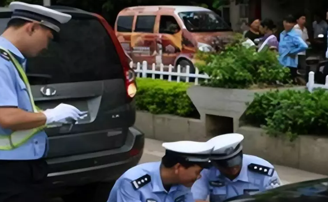 新手女駕駛「滑手機撞死人」遭家屬提告求償！法官看「監視器1幕」卻逆轉判免責！