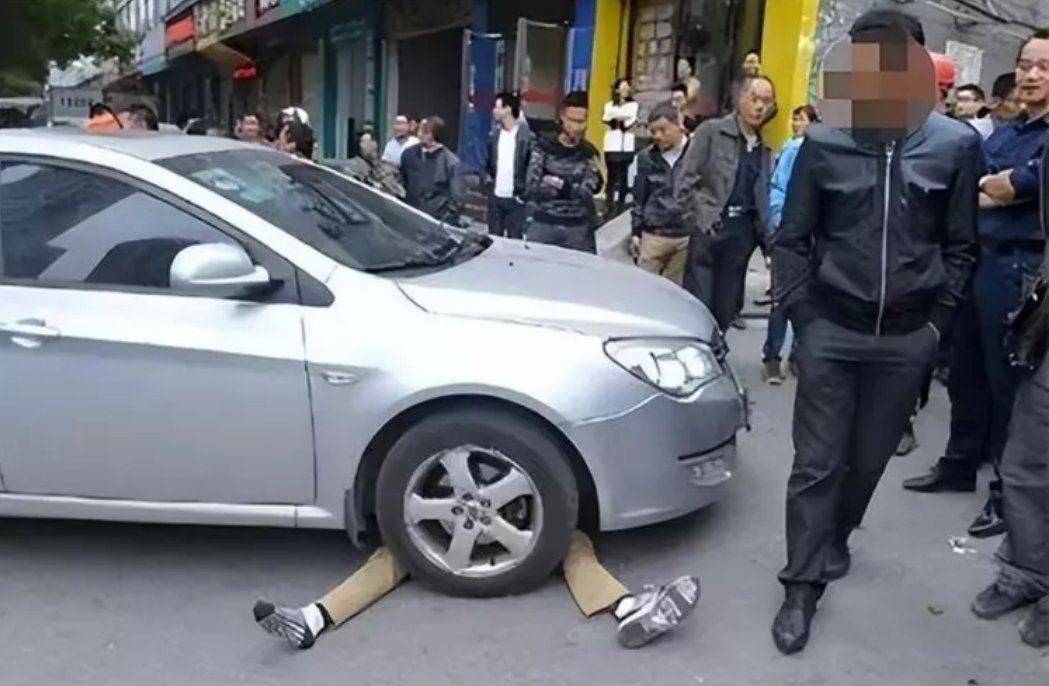 新手女駕駛「滑手機撞死人」遭家屬提告求償！法官看「監視器1幕」卻逆轉判免責！