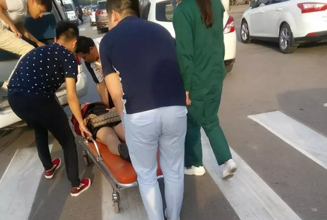 新手女駕駛「滑手機撞死人」遭家屬提告求償！法官看「監視器1幕」卻逆轉判免責！