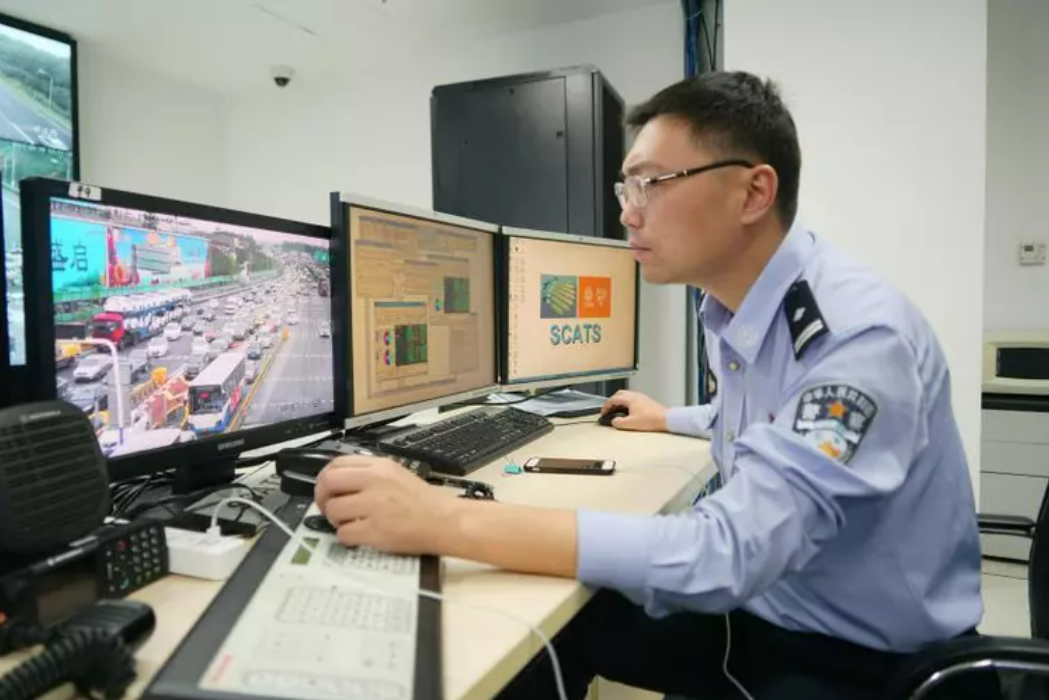 新手女駕駛「滑手機撞死人」遭家屬提告求償！法官看「監視器1幕」卻逆轉判免責！