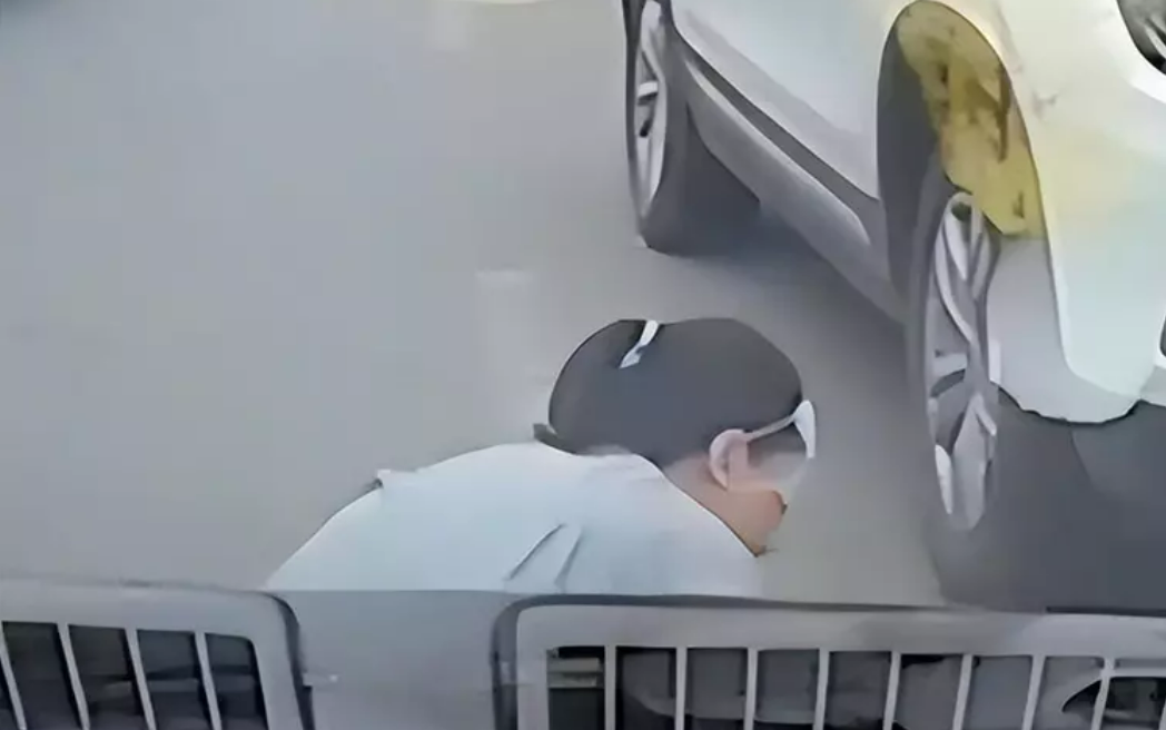 新手女駕駛「滑手機撞死人」遭家屬提告求償！法官看「監視器1幕」卻逆轉判免責！