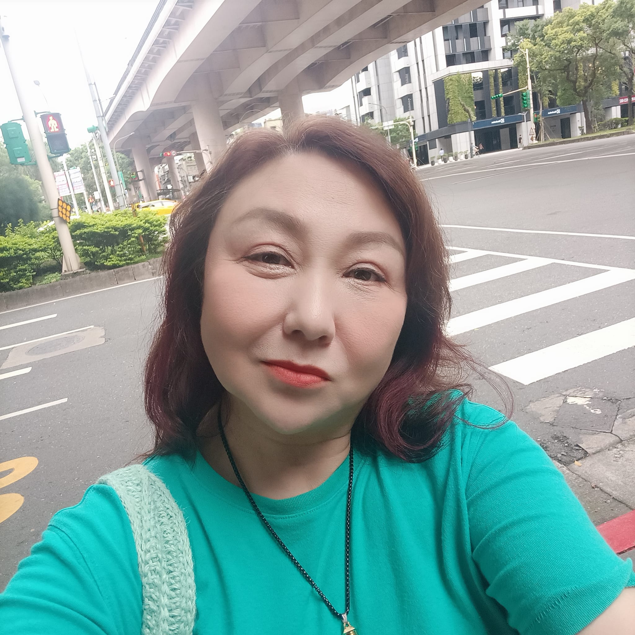 他搭公車「隔壁坐綠衣女乘客」一看竟是歌后　網揪出「手上提1物」直誇：太厲害