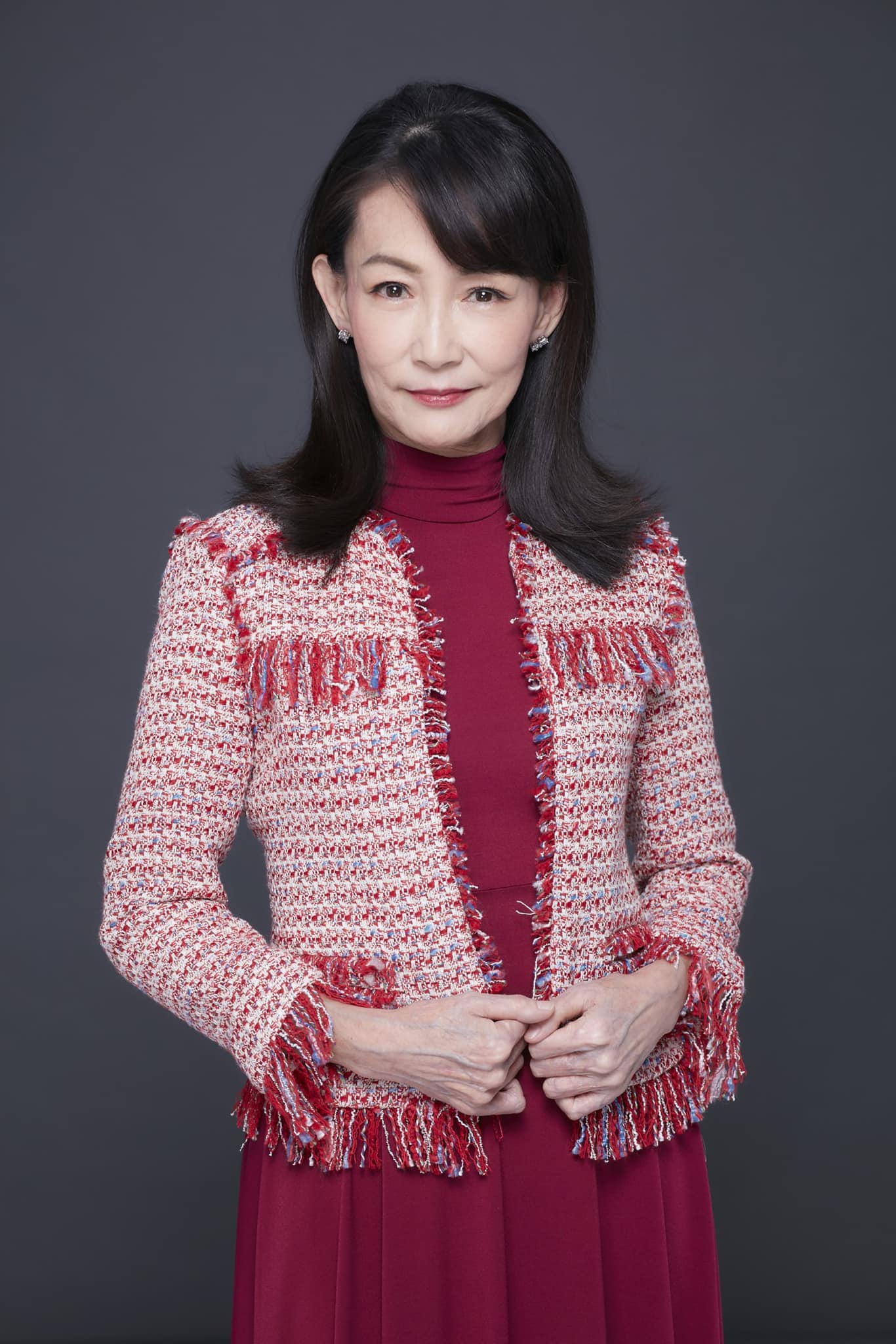 他搭公車「隔壁坐綠衣女乘客」一看竟是歌后　網揪出「手上提1物」直誇：太厲害