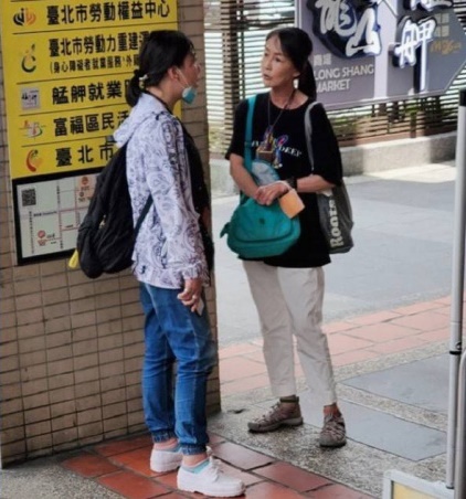 他搭公車「隔壁坐綠衣女乘客」一看竟是歌后　網揪出「手上提1物」直誇：太厲害