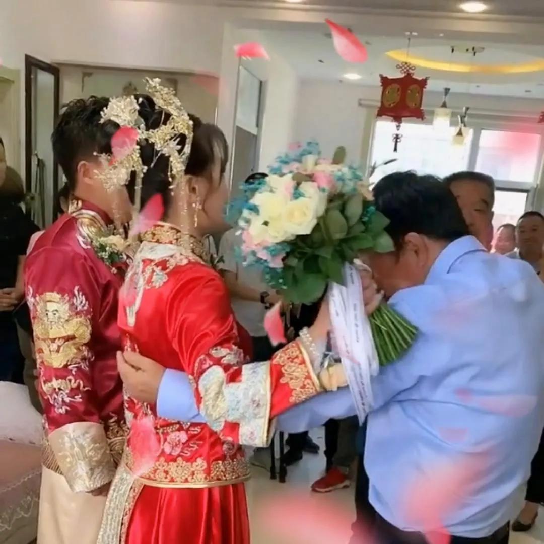被當親女兒養育23年！結婚時繼父堅持「給我136萬聘金」　隨後他「提出一個要求」卻讓我左右為難
