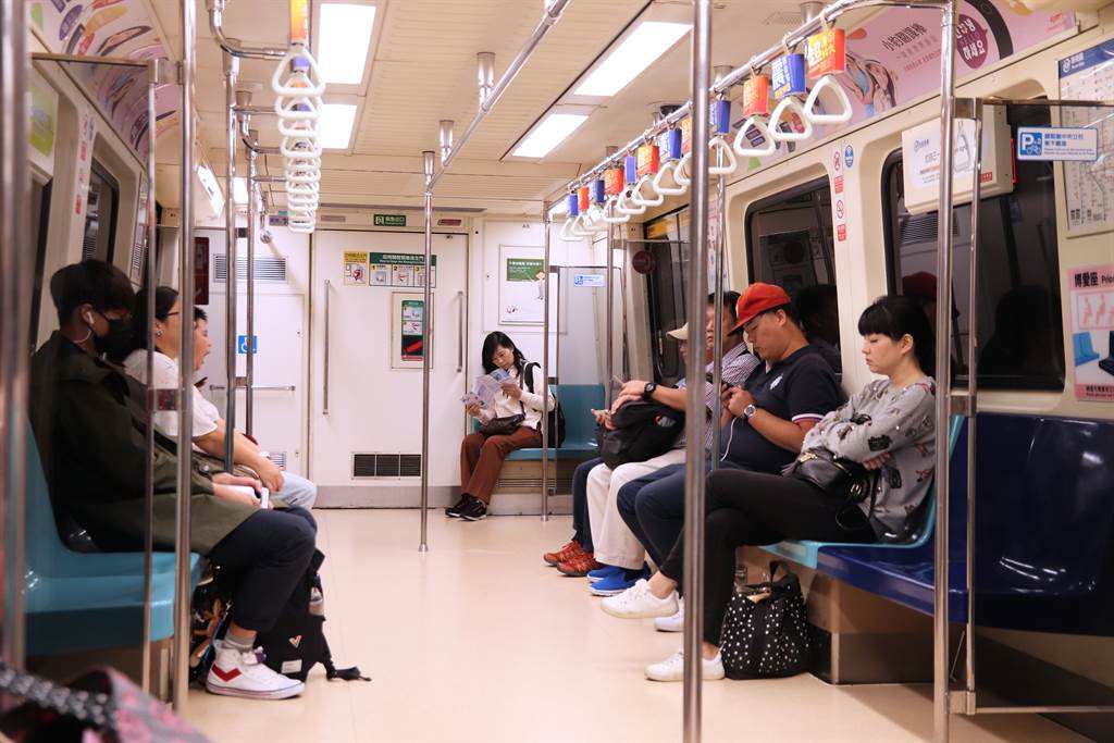 他在捷運上追動漫「旁邊小孩也擠過來看」　媽媽竟皺眉嗆「可以不要看手機嗎」原因讓他傻爆眼
