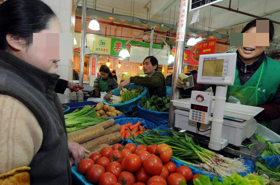 太忙請了個看護！「每次買菜多報50元」我假裝不知　直到某天無意「得知真相」我給她每月加薪