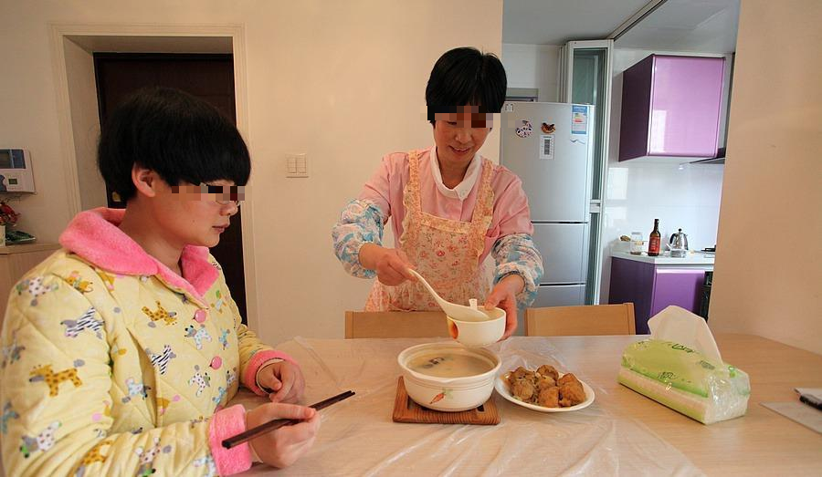 太忙請了個看護！「每次買菜多報50元」我假裝不知　直到某天無意「得知真相」我給她每月加薪
