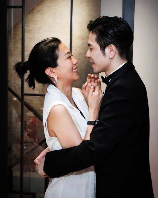 蕭敬騰16年秘戀終公開！豪擲上億13克拉鑽戒求婚經紀人Summer，眾星見證感人瞬間