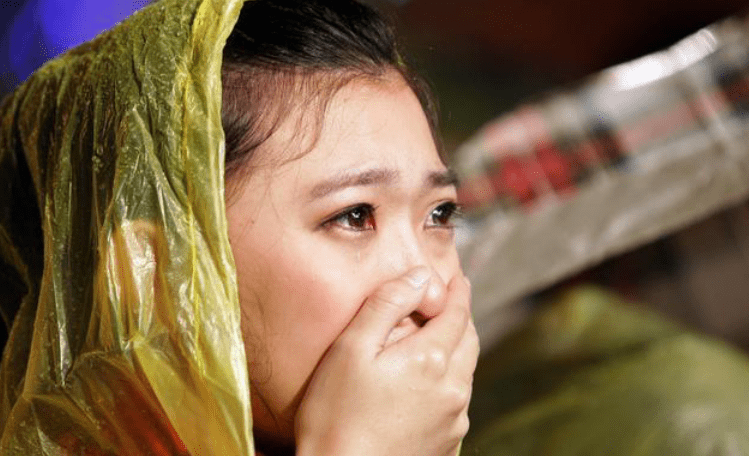 老母親下葬後！家中黑狗「一直對著床底叫」　女兒不解「趴下一看」直接淚崩