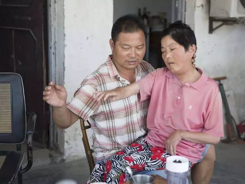 帶妻子一起上班！57歲丈夫「每天嘴對嘴親吻妻子」被酸不害臊　網友「知道真相後」全都哭紅眼