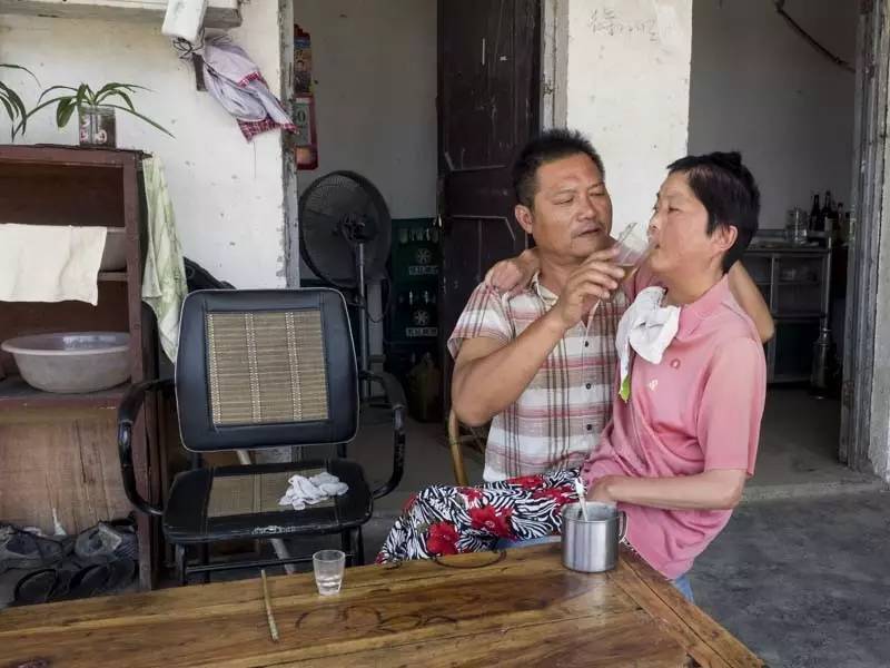 帶妻子一起上班！57歲丈夫「每天嘴對嘴親吻妻子」被酸不害臊　網友「知道真相後」全都哭紅眼