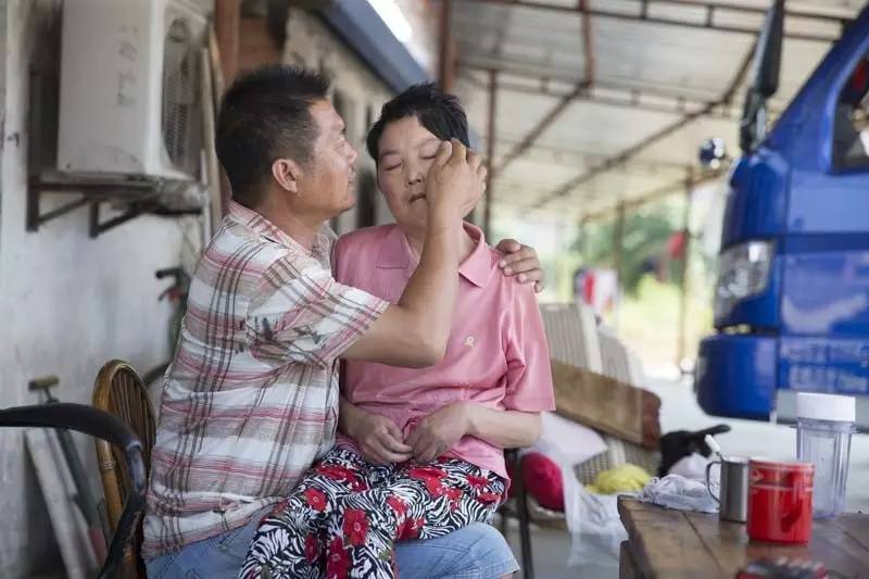 帶妻子一起上班！57歲丈夫「每天嘴對嘴親吻妻子」被酸不害臊　網友「知道真相後」全都哭紅眼