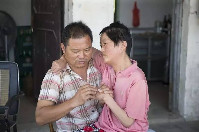 帶妻子一起上班！57歲丈夫「每天嘴對嘴親吻妻子」被酸不害臊　網友「知道真相後」全都哭紅眼