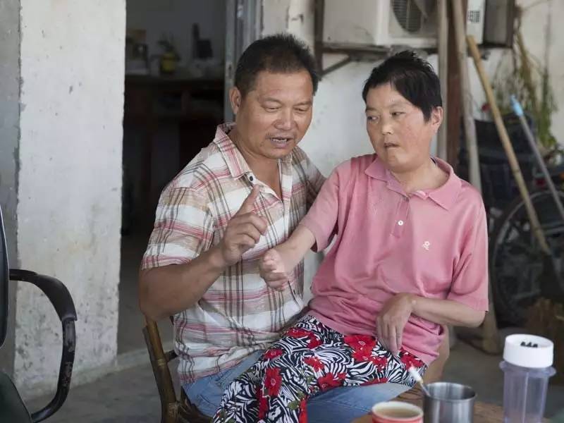 帶妻子一起上班！57歲丈夫「每天嘴對嘴親吻妻子」被酸不害臊　網友「知道真相後」全都哭紅眼