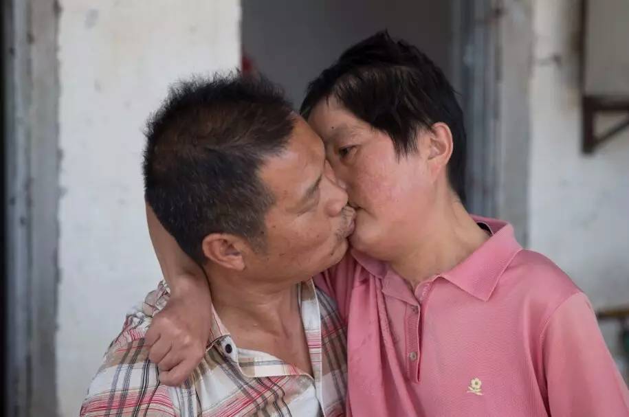 帶妻子一起上班！57歲丈夫「每天嘴對嘴親吻妻子」被酸不害臊　網友「知道真相後」全都哭紅眼