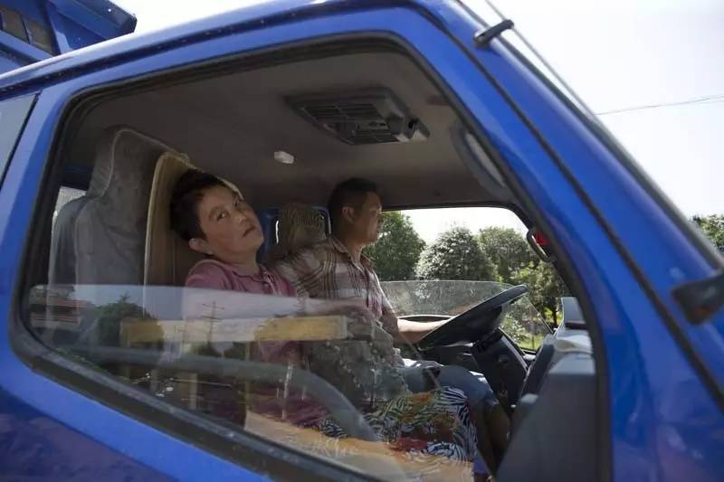 帶妻子一起上班！57歲丈夫「每天嘴對嘴親吻妻子」被酸不害臊　網友「知道真相後」全都哭紅眼