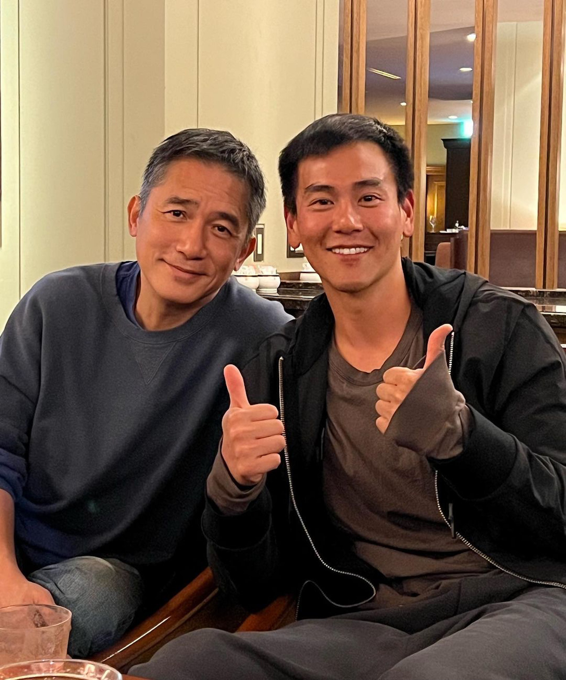 梁朝偉61歲生日罕見放閃！與劉嘉玲35年愛情長跑「嘟嘴吹蠟燭」甜蜜照曝光，粉絲驚呼：影帝變了！