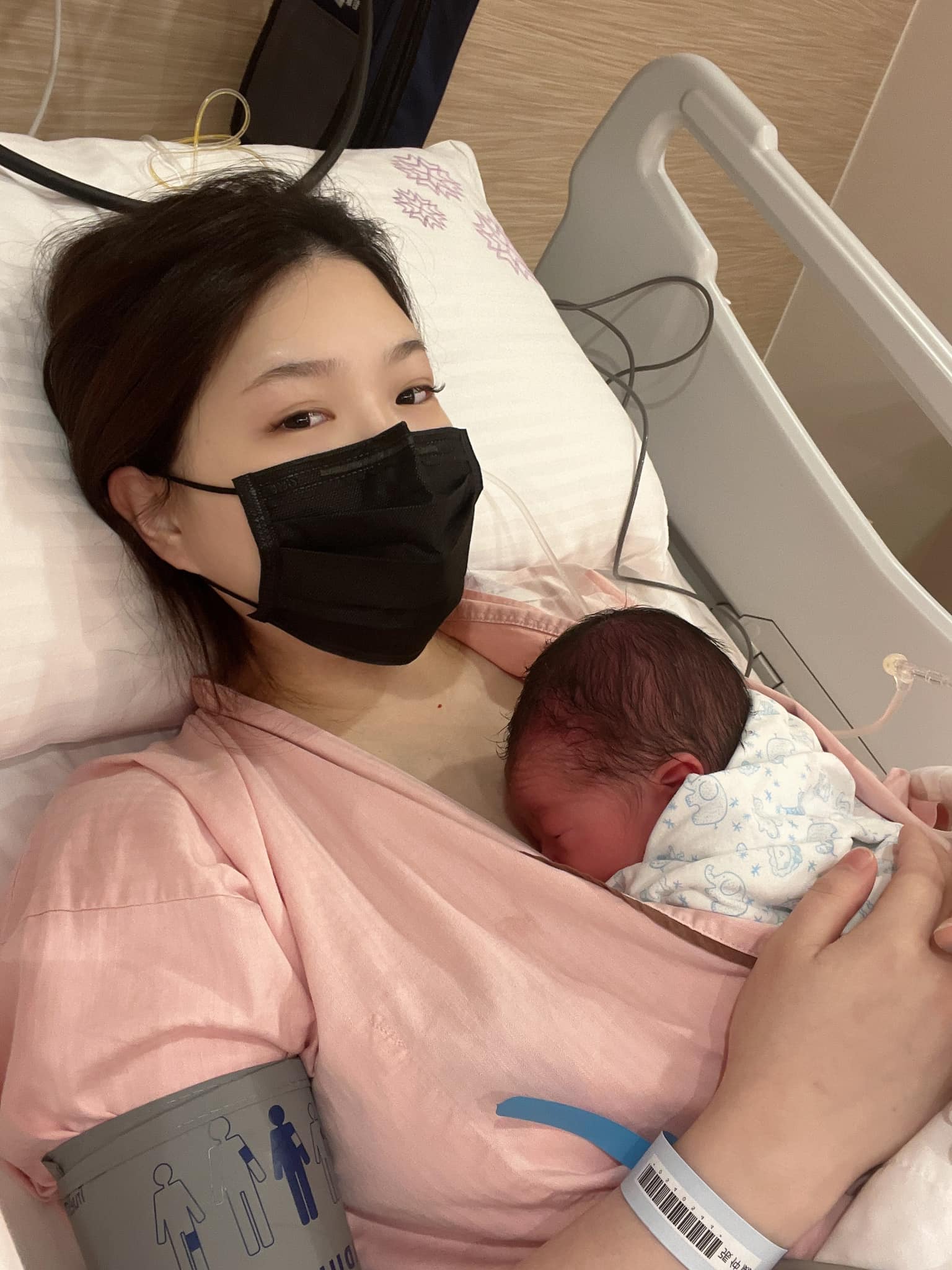 40歲雙喜臨門！八點檔男星「小12歲嫩妻生了」全家福曝　「誇兒出生就帶財」父愛爆棚