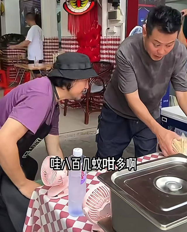 有錢一起賺！知名男星「教好友一起賣魚蛋」汗水狂流　忙一天「工資3500元」曾喊話：渴望買房