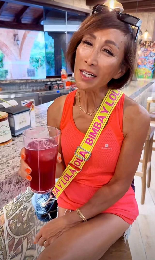 二婚後淡出螢光幕！68歲歌后「近照變化太大」粉絲認不出　無懼皺紋「笑容愜意又自信」