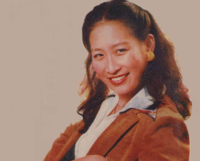 二婚後淡出螢光幕！68歲歌后「近照變化太大」粉絲認不出　無懼皺紋「笑容愜意又自信」
