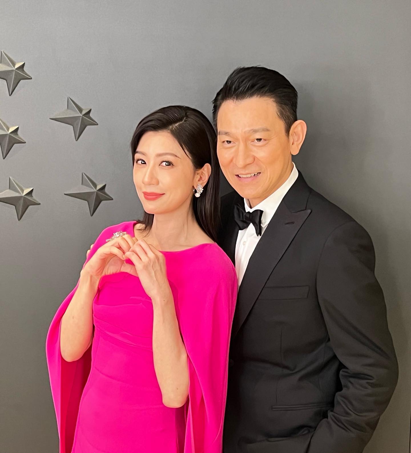 追星成功！賈靜雯「害羞依偎劉德華」嗨喊：青春期唯一偶像　「抱著照片入睡」牽線人竟是大咖影后