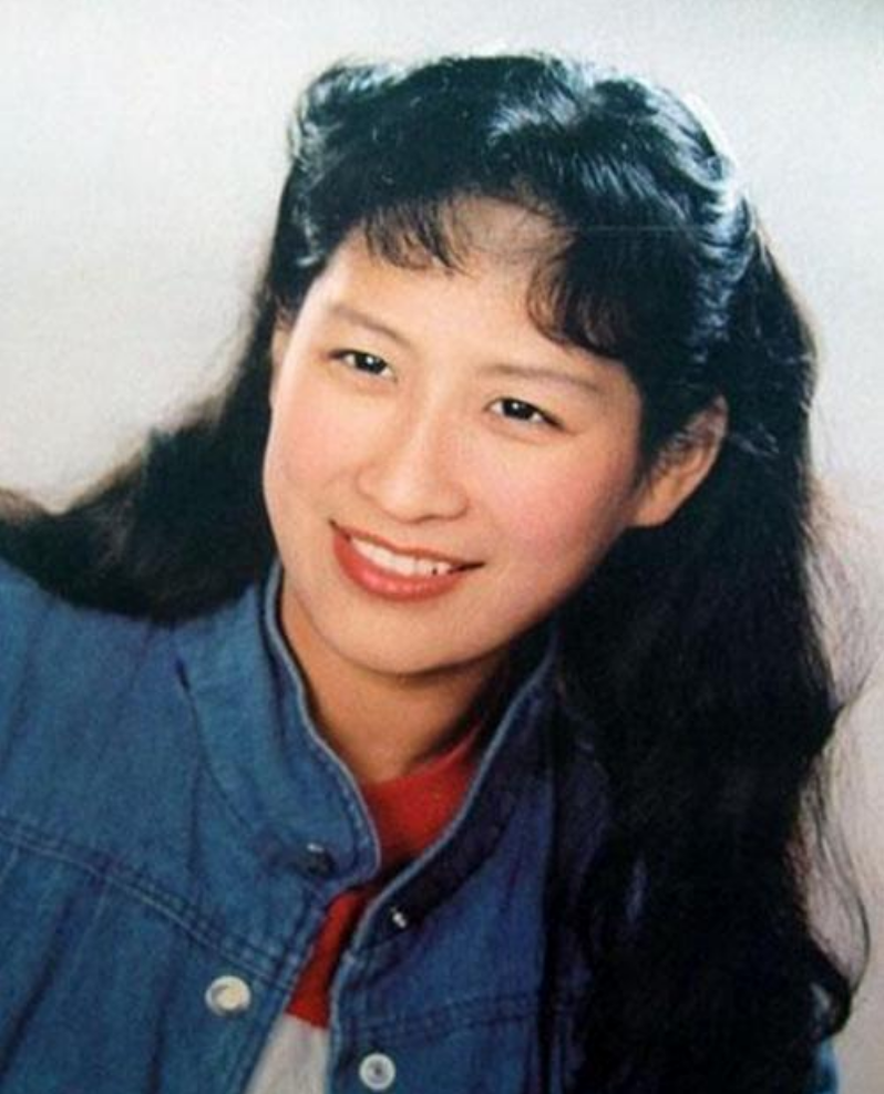 二婚後淡出螢光幕！68歲歌后「近照變化太大」粉絲認不出　無懼皺紋「笑容愜意又自信」