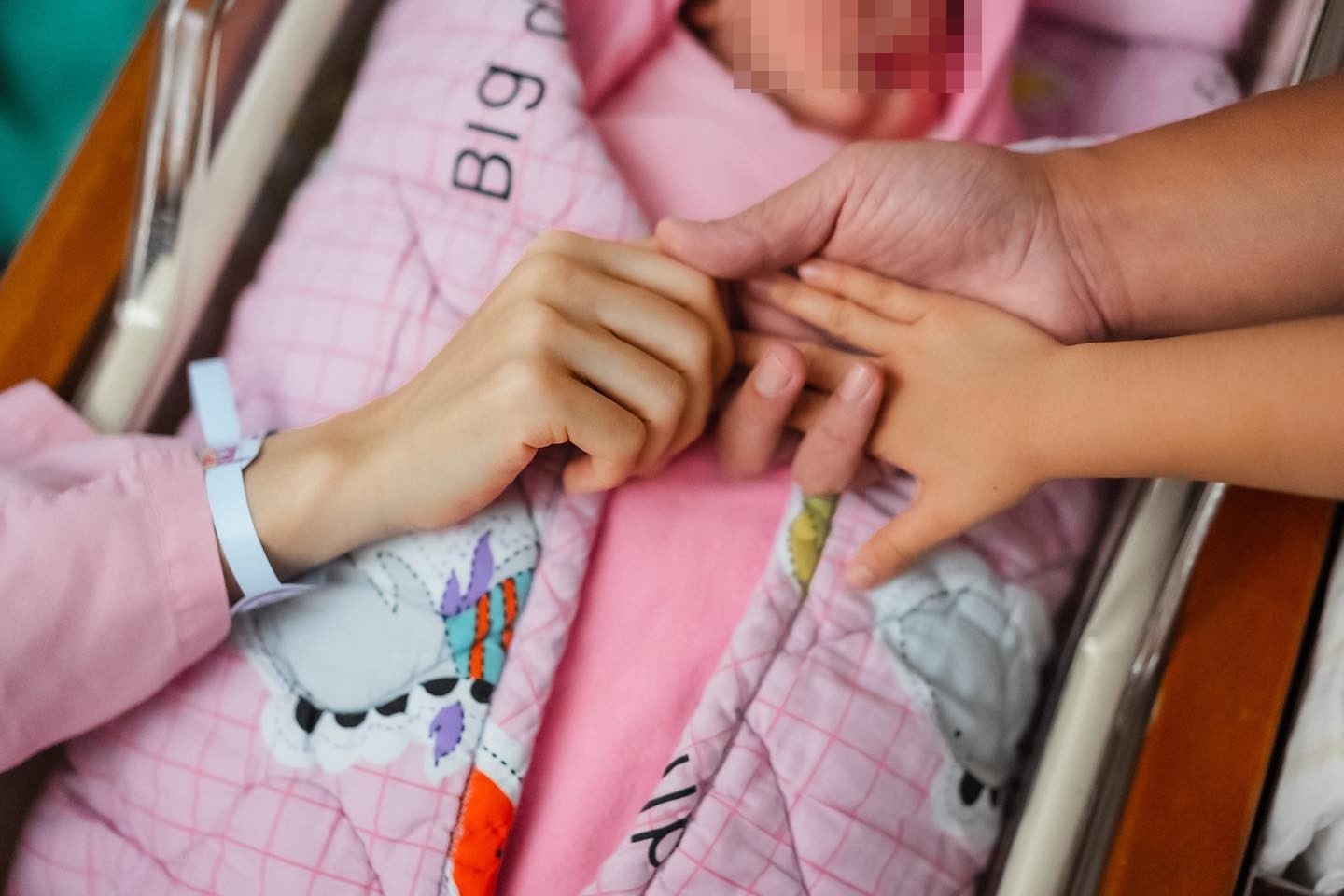 家中再添新成員！金鐘男星喜曬「全家四口同框照」：女兒有妹妹了　緊抱她1小時不放手「樂住女生宿舍」