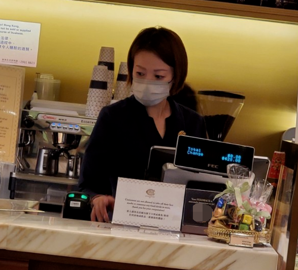 婚後淡出演藝圈！47歲女星被目擊「蛋糕店打工」從早站到晚　「不介意被同行認出」另謀出路：面試好幾次