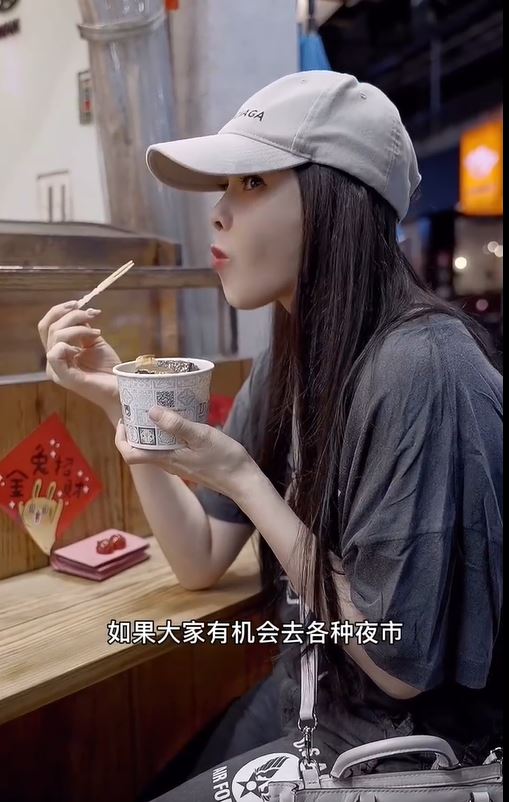 低調返台！資深玉女不顧形象「大啖甜不辣、蚵仔煎」　「凍齡美貌曝光」網喊：誰會信她55歲了