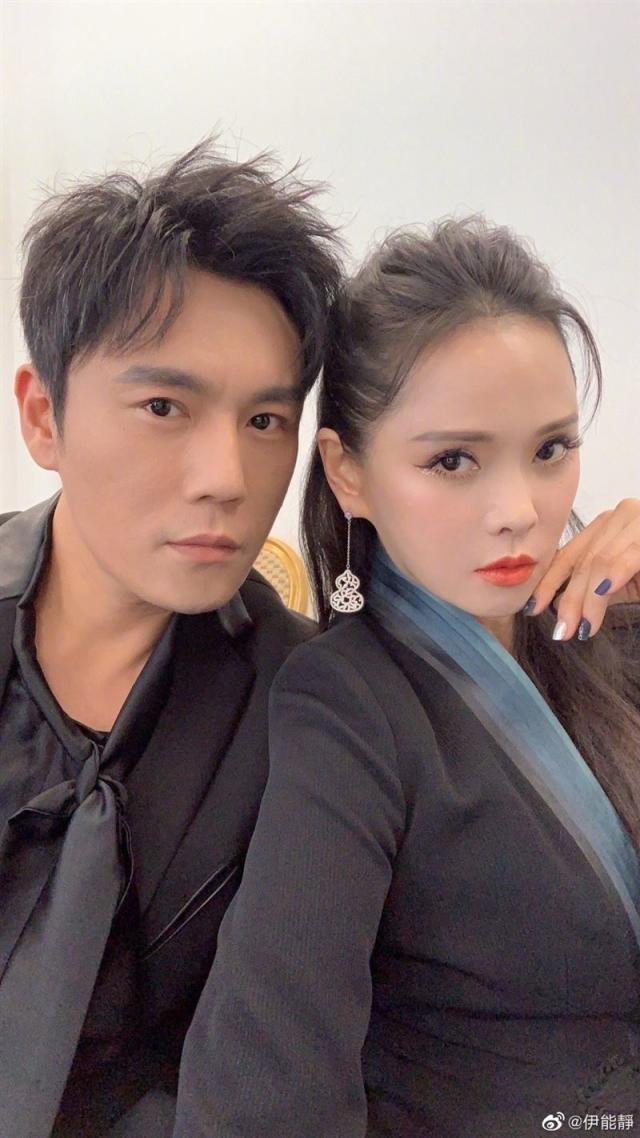 低調返台！資深玉女不顧形象「大啖甜不辣、蚵仔煎」　「凍齡美貌曝光」網喊：誰會信她55歲了