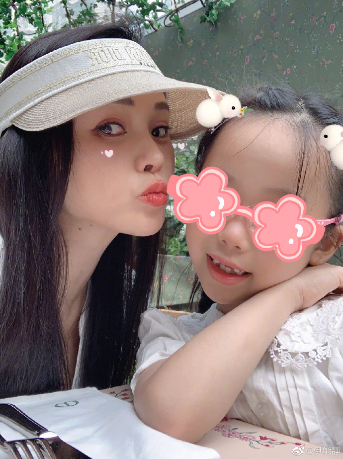 低調返台！資深玉女不顧形象「大啖甜不辣、蚵仔煎」　「凍齡美貌曝光」網喊：誰會信她55歲了
