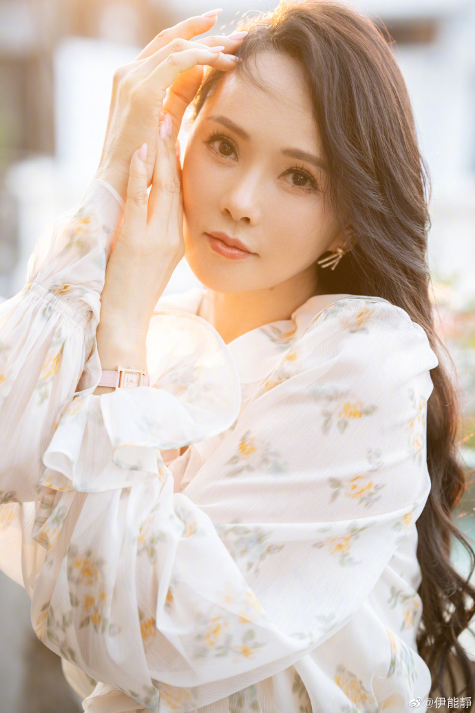 低調返台！資深玉女不顧形象「大啖甜不辣、蚵仔煎」　「凍齡美貌曝光」網喊：誰會信她55歲了