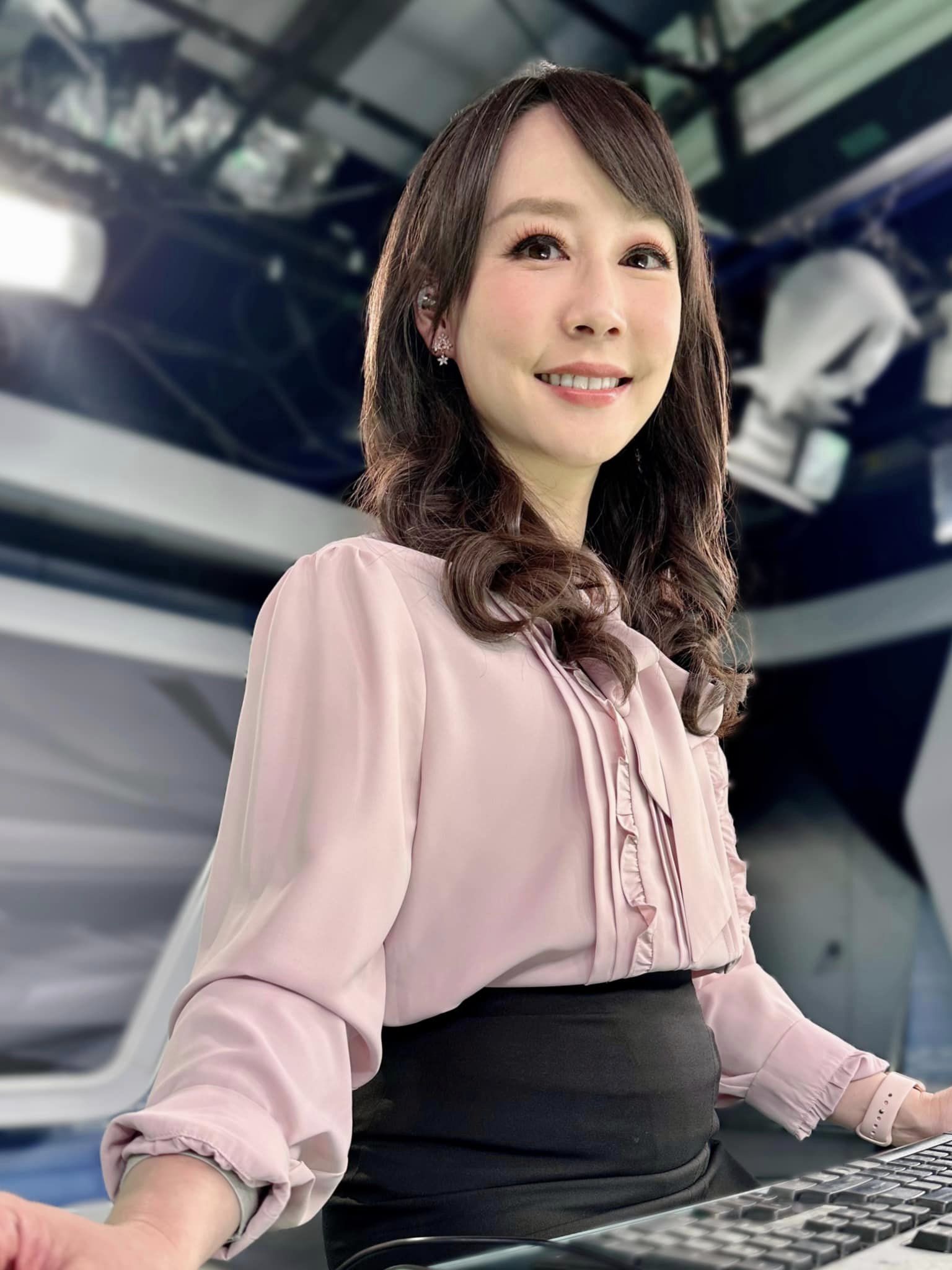 絕美寫真曝！41美女主播「露白皙美背高開衩」被讚最美孕媽　曝試管求子歷程「感謝一次就中」