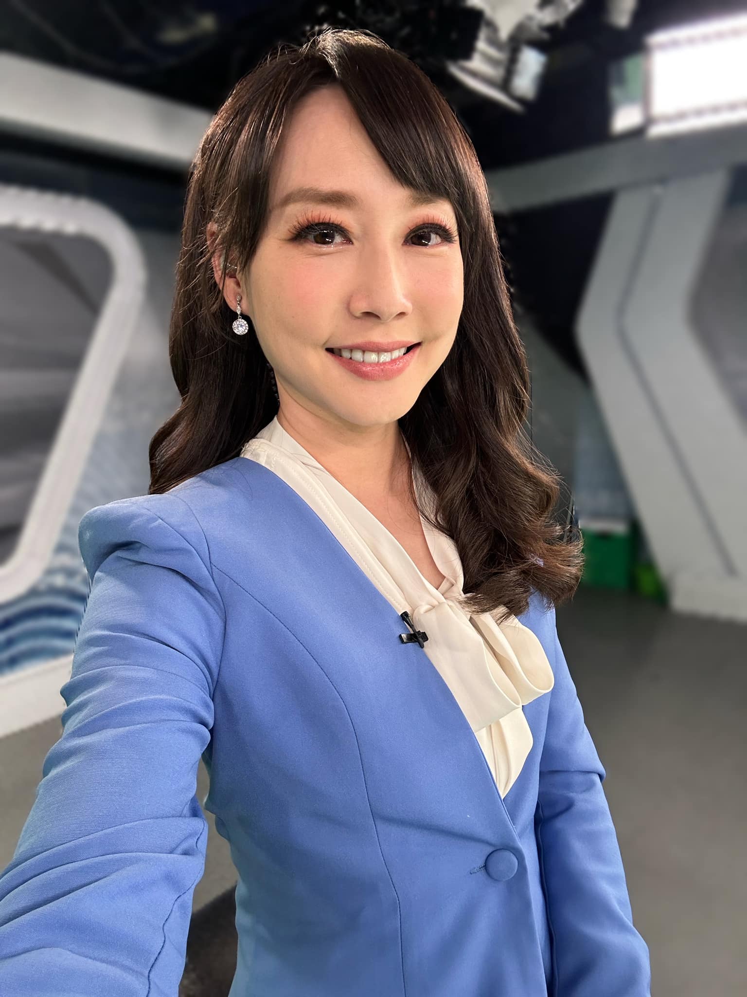 絕美寫真曝！41美女主播「露白皙美背高開衩」被讚最美孕媽　曝試管求子歷程「感謝一次就中」