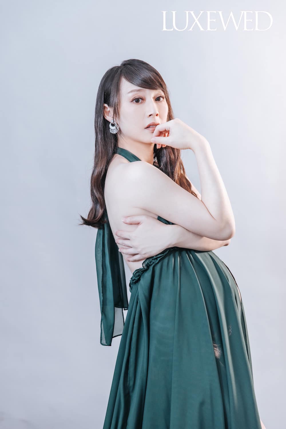 絕美寫真曝！41美女主播「露白皙美背高開衩」被讚最美孕媽　曝試管求子歷程「感謝一次就中」