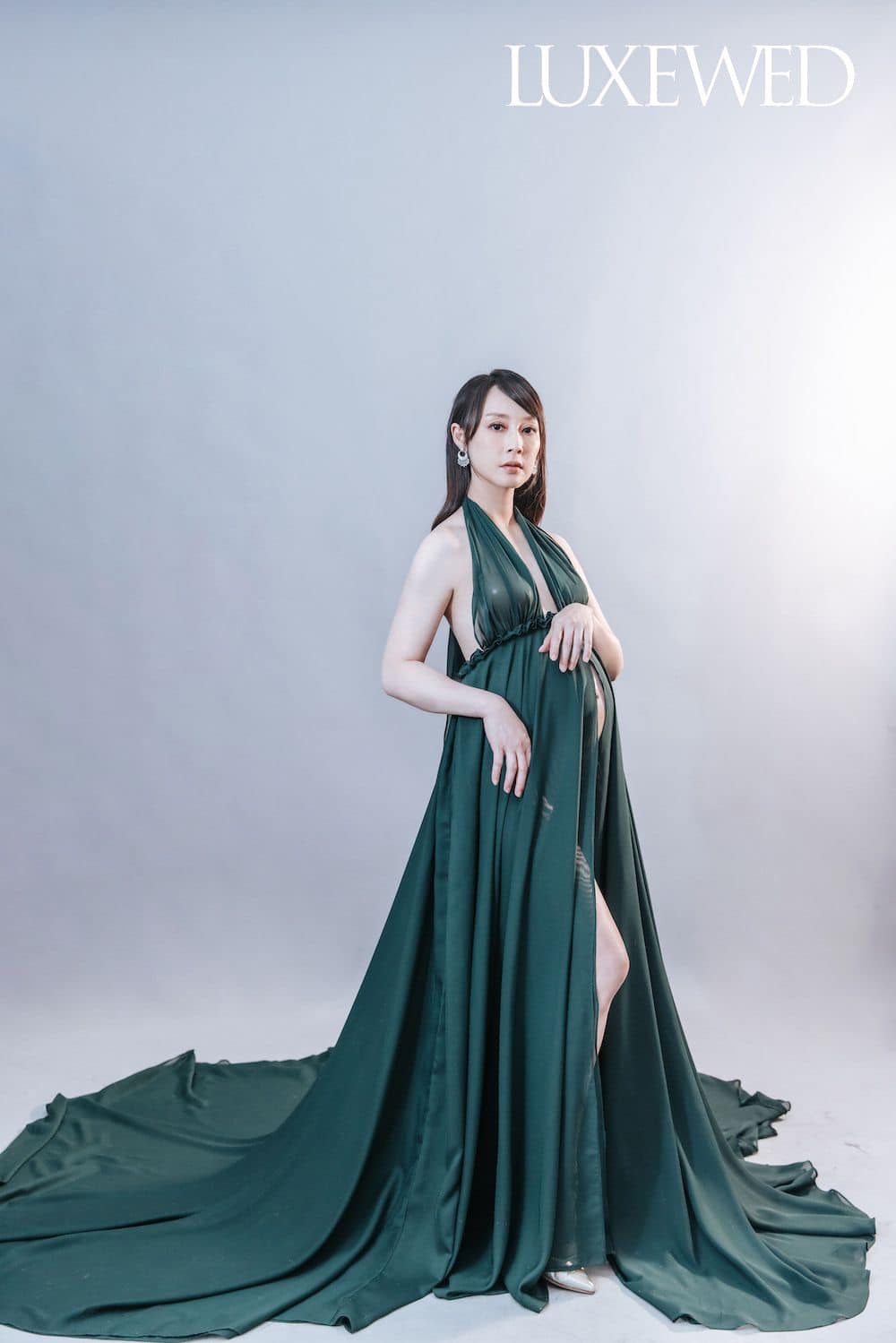 絕美寫真曝！41美女主播「露白皙美背高開衩」被讚最美孕媽　曝試管求子歷程「感謝一次就中」