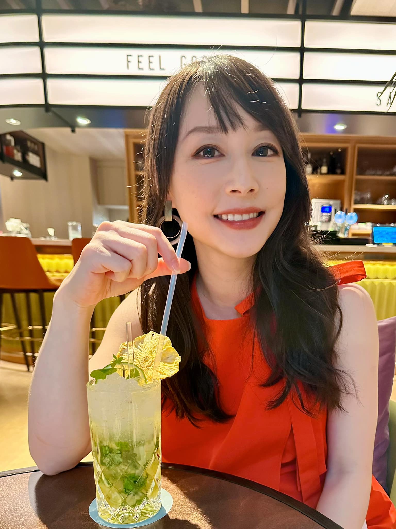 絕美寫真曝！41美女主播「露白皙美背高開衩」被讚最美孕媽　曝試管求子歷程「感謝一次就中」