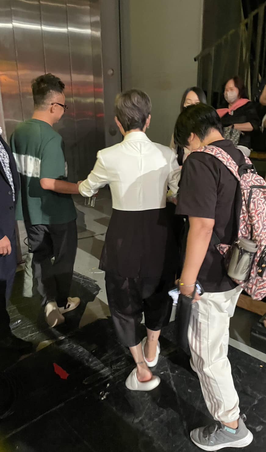 詹雅雯搭高鐵手扶梯「被行李砸中肋骨受傷」！好友于美人第一時間出手了「拜託大家幫忙」