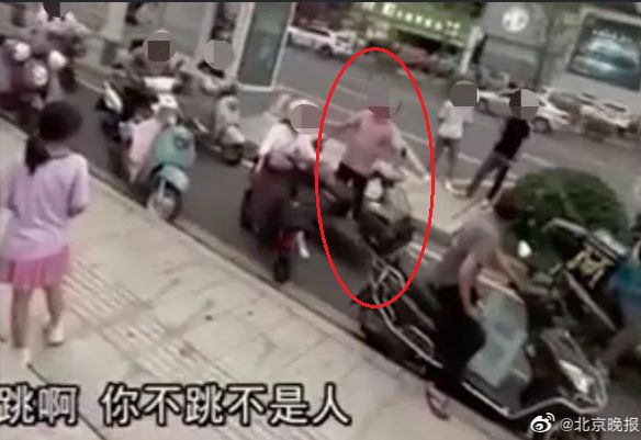 年輕人頂樓痛哭！67歲老翁挑釁嗆「跳啊！你不跳不是人」　「他崩潰墜樓亡」老翁身份遭起底：一定要判刑