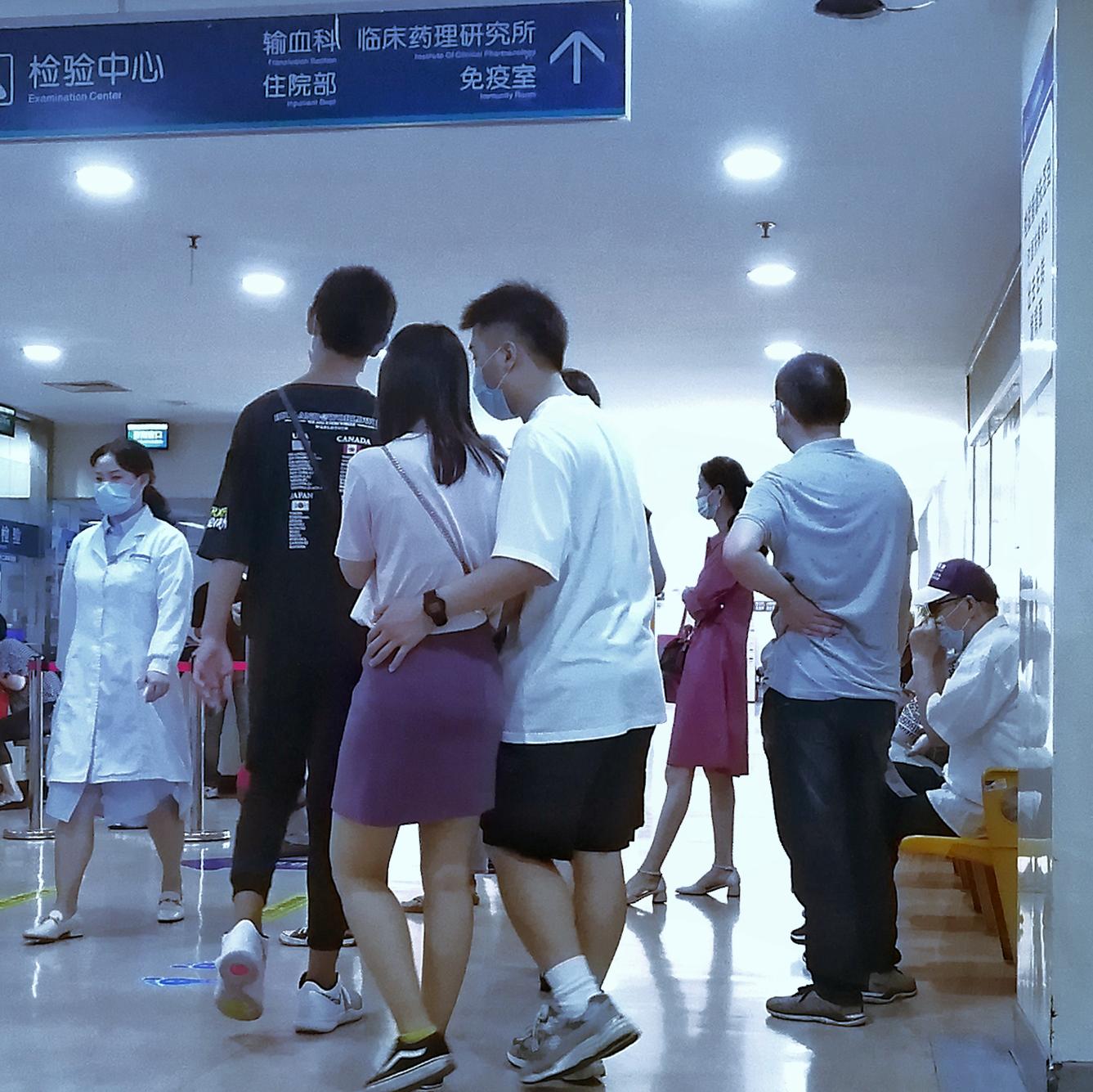 在媽媽臨死前堅持離婚！此後我和繼父10年不說話　直到繼父葬禮上「來了一個陌生人」我泣不成聲