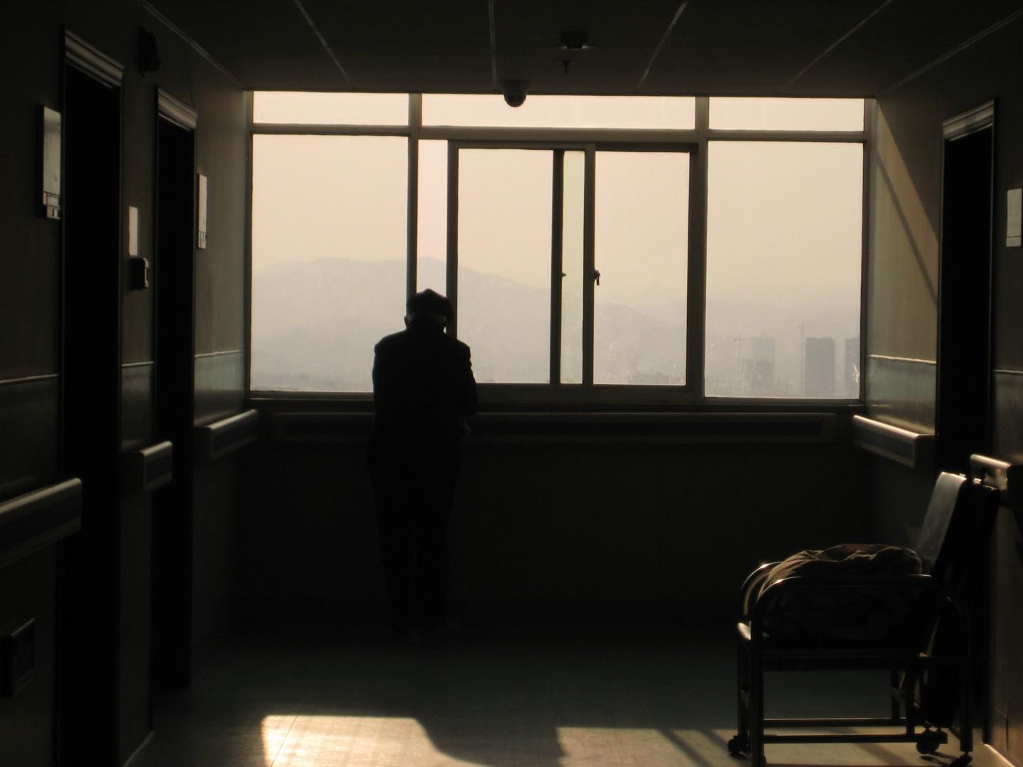 在媽媽臨死前堅持離婚！此後我和繼父10年不說話　直到繼父葬禮上「來了一個陌生人」我泣不成聲