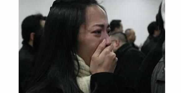 在媽媽臨死前堅持離婚！此後我和繼父10年不說話　直到繼父葬禮上「來了一個陌生人」我泣不成聲