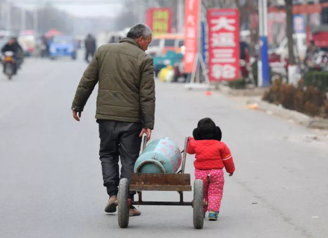在媽媽臨死前堅持離婚！此後我和繼父10年不說話　直到繼父葬禮上「來了一個陌生人」我泣不成聲