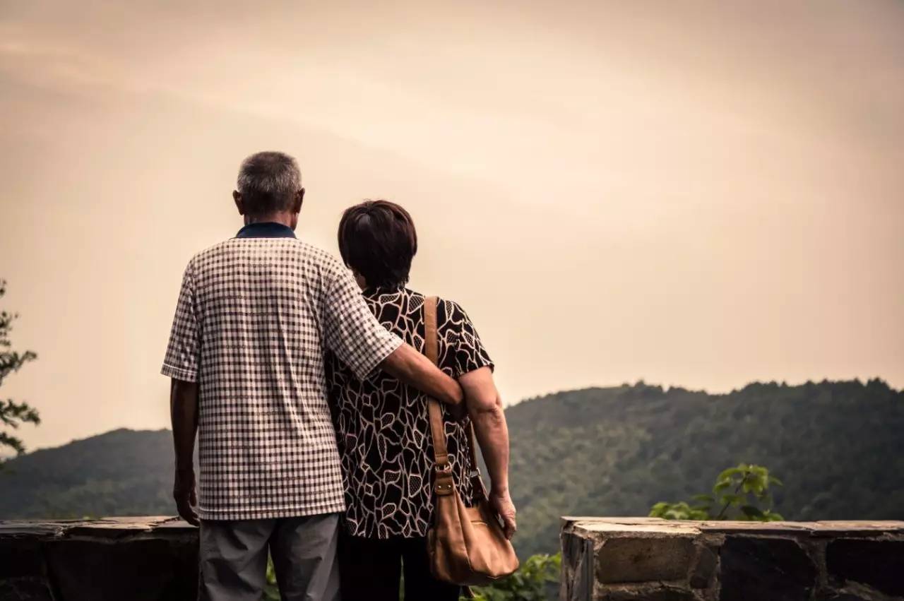 在媽媽臨死前堅持離婚！此後我和繼父10年不說話　直到繼父葬禮上「來了一個陌生人」我泣不成聲